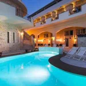 Neikos Mediterraneo Luxury Suites
