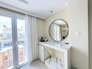 Hotel Kavos Plaza