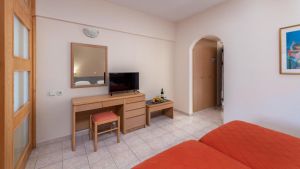 Poseidonia Hotel and Apartments