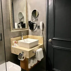 Laur Hotels