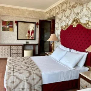 Laur Hotels