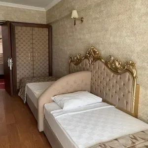 Laur Hotels