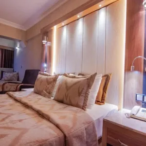 Laur Hotels