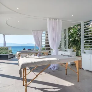 Dimitra Beach Hotel &amp; Suites