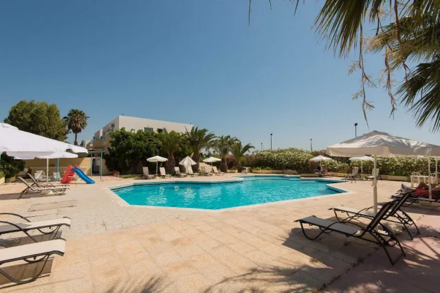 Leonidas Hotel and Studios