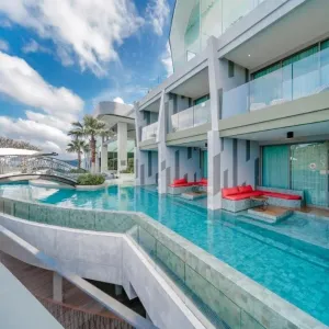 Crest Resort &amp; Pool Villas Phuket