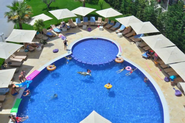 Hotel Sandy Beach Resort
