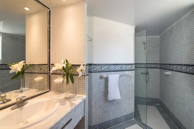 Lifestyle Crown Residence Suites