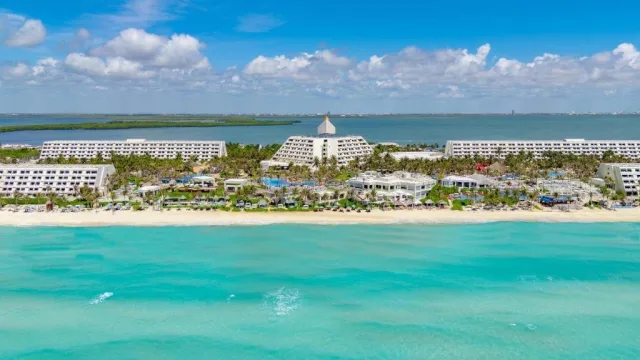 THE PYRAMID CANCUN BY OASIS - Cancun