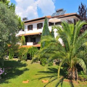 Iovi Apartments and Studios