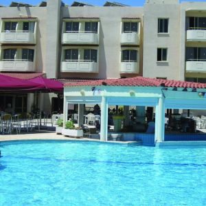Hotel Crown Resort Henipa