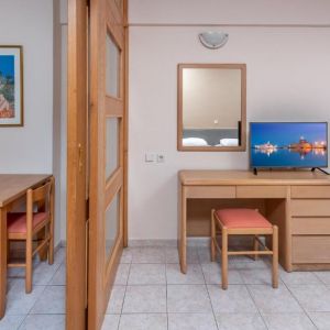 Poseidonia Hotel and Apartments