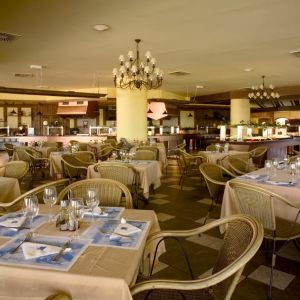 Hotel Holiday World Resort (sau similar 4*)