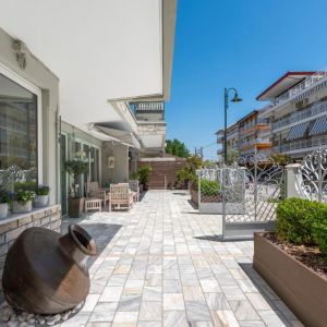 Ouzas Luxury Hotel