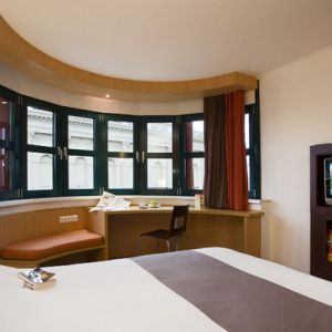 Ibis Heroes Square