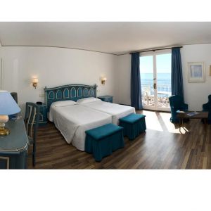 Hotel Roger de Flor by Seleqtta