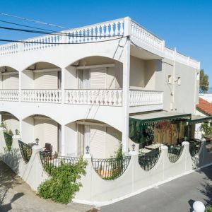 Bella Vista Hotel and Studios
