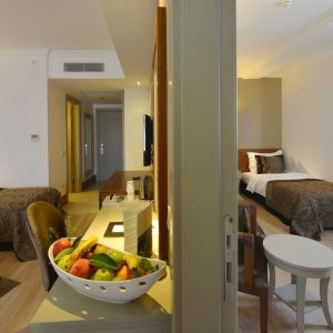 Hotel Side Crown Serenity