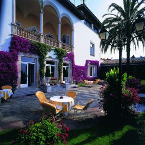 Hotel Roger de Flor by Seleqtta