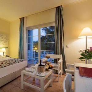 Hotel Euphoria Palm Beach Resort