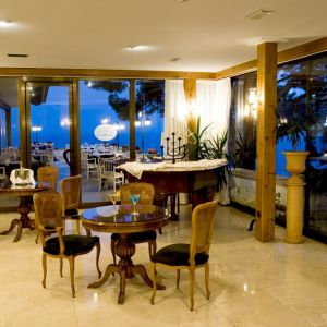 Hotel Roger de Flor by Seleqtta