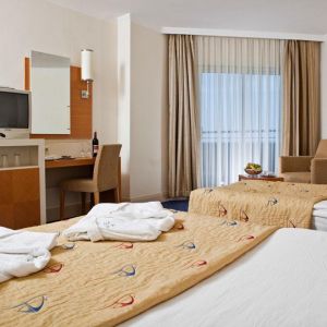 Hotel Crystal Admiral Resort Suites and SPA