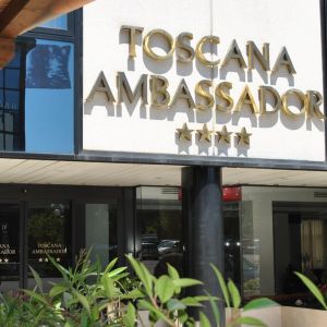Hotelul Toscana Ambassador( sau similar)